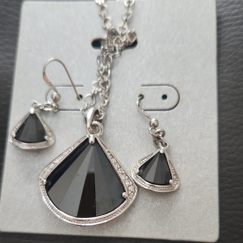 Chic Silver and Black Necklace Set